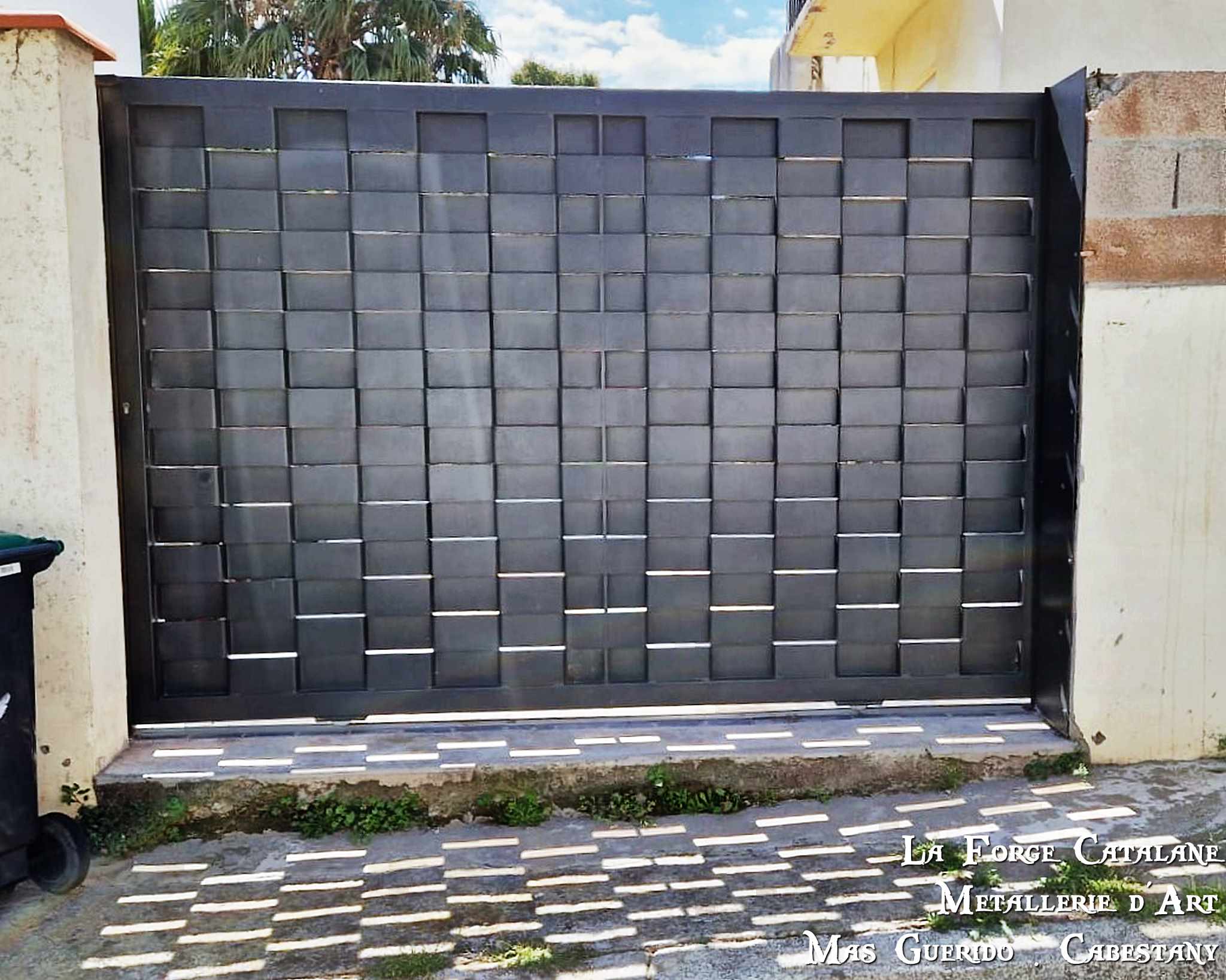 Portail tole pliee crenelage forge catalane 2.jpg